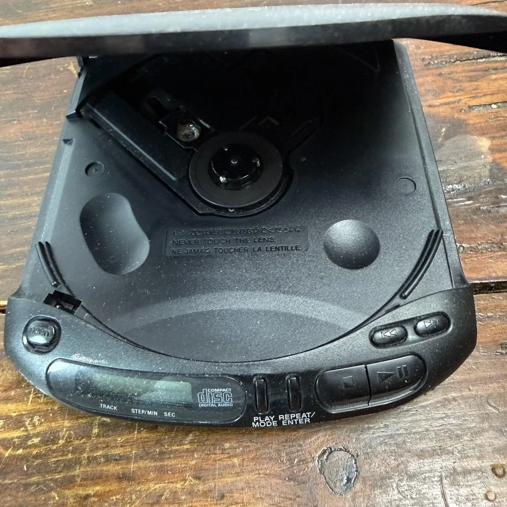 VNTG Sony Discman D-131 Portable‎ CD Player Mega Bass ESP W/ AC Adapter TESTED